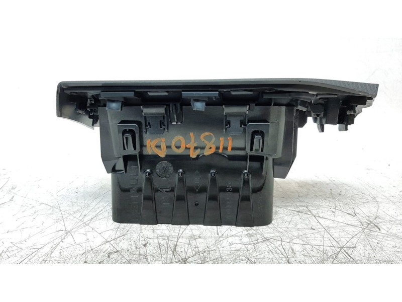 Recambio de aireador izquierdo para renault express advance referencia OEM IAM 687606774R  