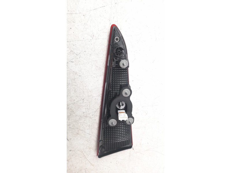 Recambio de piloto trasero derecho interior para hyundai kona 1.0 tgdi cat referencia OEM IAM 92404J9500  