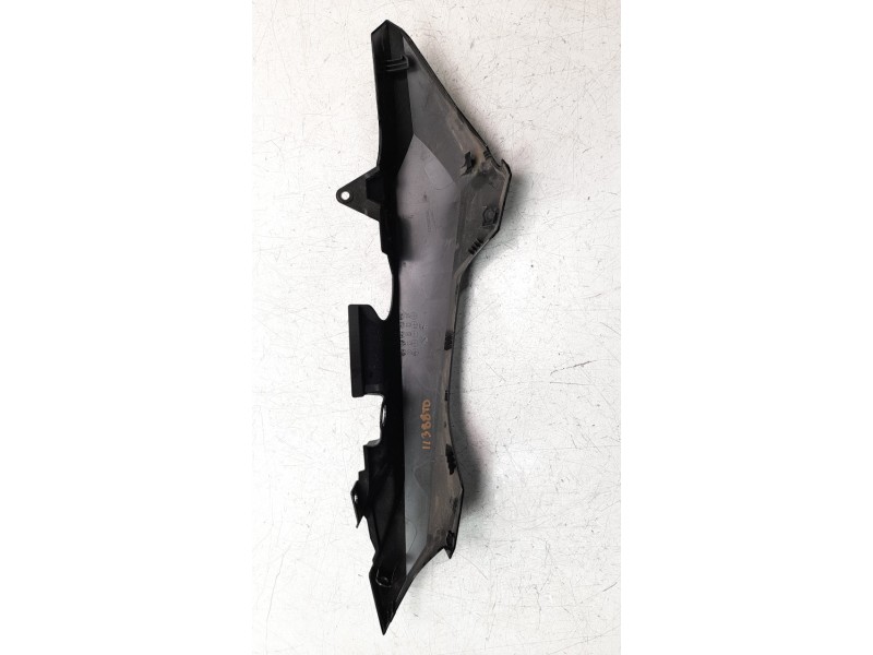 Recambio de moldura para honda nc 750 referencia OEM IAM 77215MKAD80ZM  