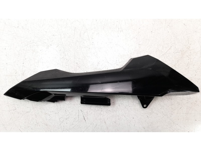 Recambio de moldura para honda nc 750 referencia OEM IAM 77215MKAD80ZM  