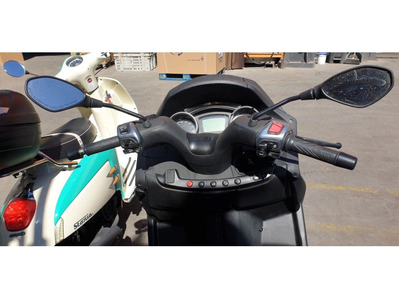 Recambio de manillar para piaggio (vespa) mp3 400 hpe referencia OEM IAM 1B010594  