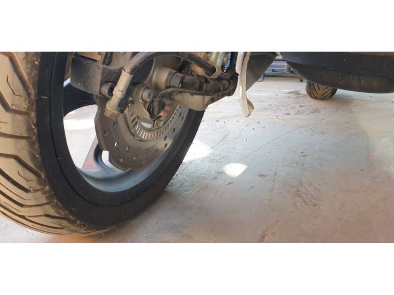 Recambio de disco de freno delantero derecho para piaggio (vespa) mp3 400 hpe referencia OEM IAM 1C003375  