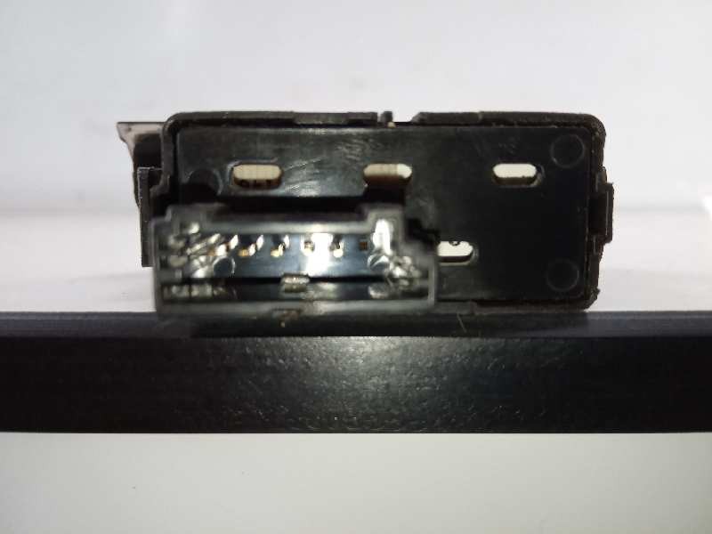Recambio de warning para kia sportage drive 4x2 referencia OEM IAM 937903U010  