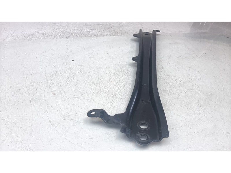 Recambio de travesaño inferior para toyota corolla (e21) referencia OEM IAM 5110702190  