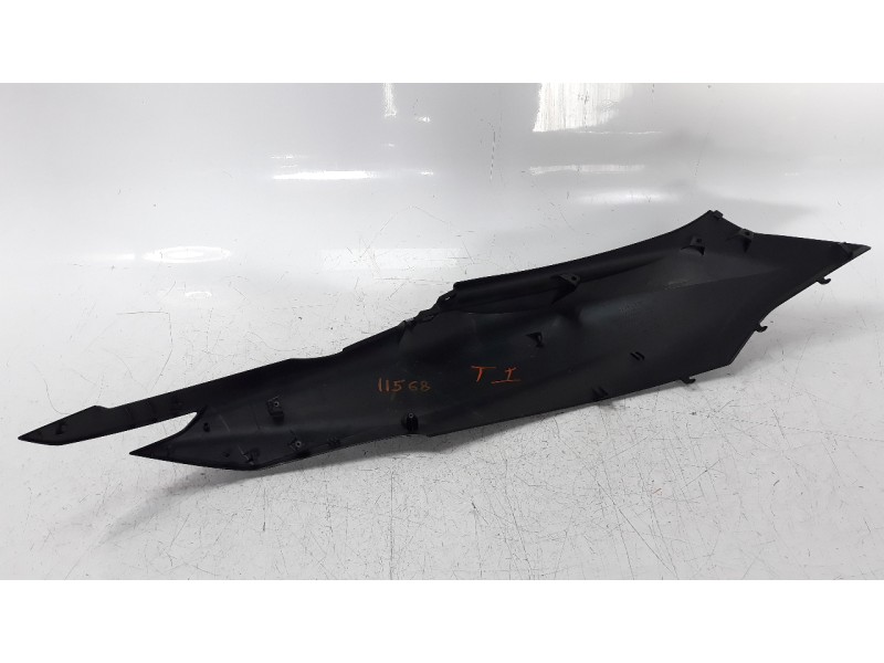 Recambio de moldura para honda pcx 125 referencia OEM IAM 83610K1ZJ100  
