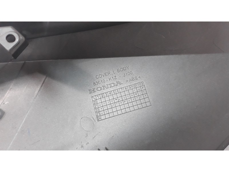 Recambio de moldura para honda pcx 125 referencia OEM IAM 83610K1ZJ100  