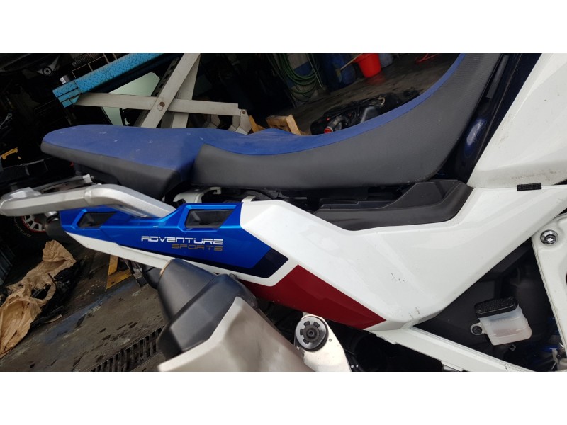 Recambio de moldura para honda crf 1100l africa twin referencia OEM IAM 83600MKSEC0ZA  
