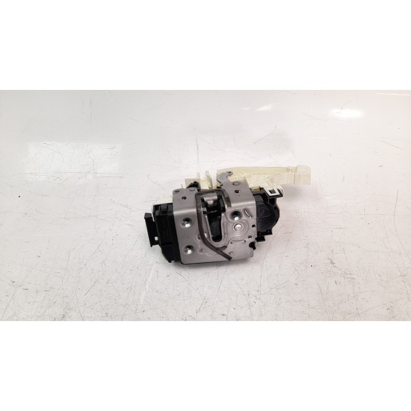 Recambio de cerradura puerta delantera izquierda para mercedes-benz clase c (w204) coupe 2.1 cdi cat referencia OEM IAM 20472027