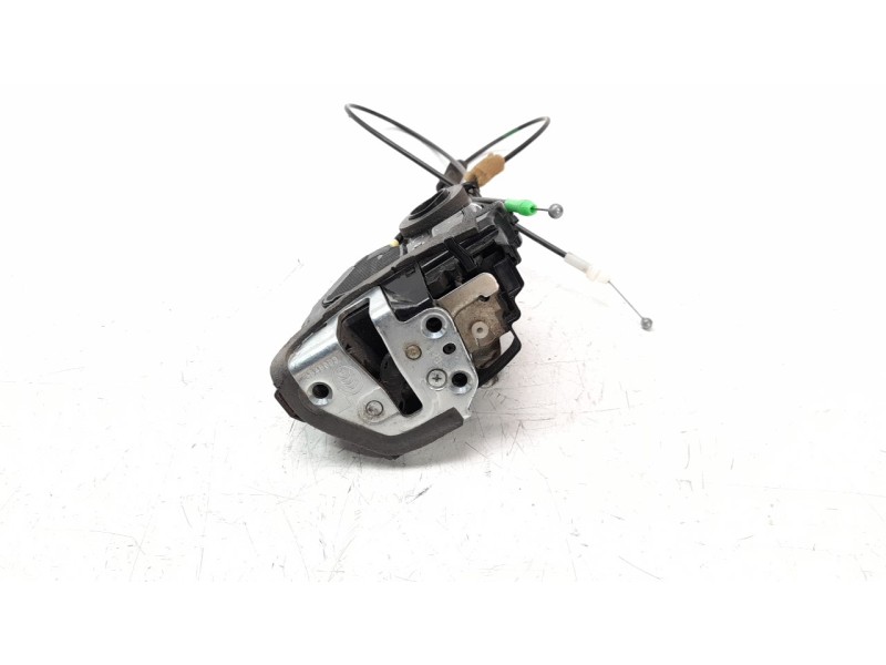 Recambio de cerradura puerta trasera izquierda para toyota rav 4 referencia OEM IAM A046693  
