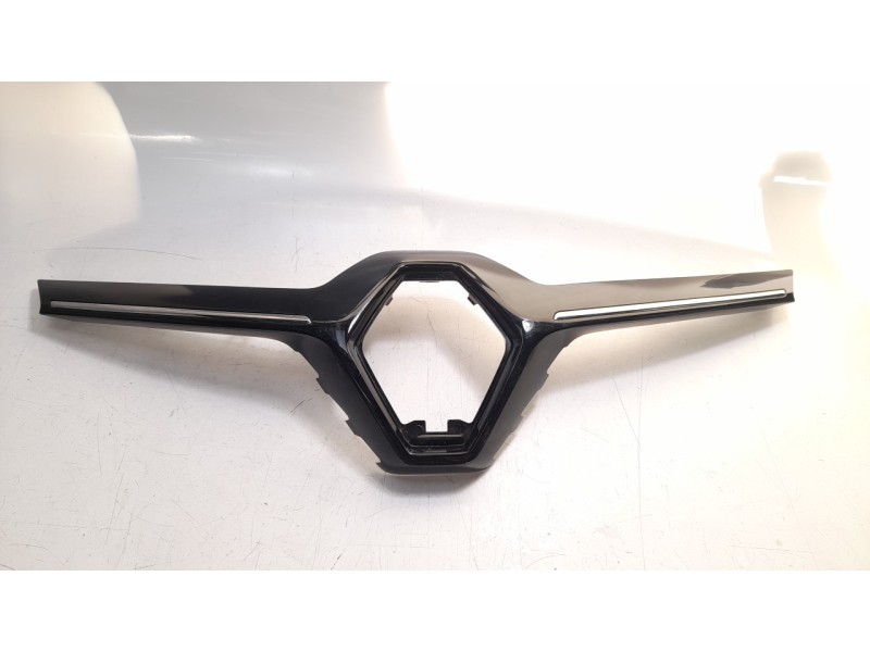 Recambio de molduras delanteras para renault kadjar 1.5 dci diesel fap energy referencia OEM IAM 623103685R  