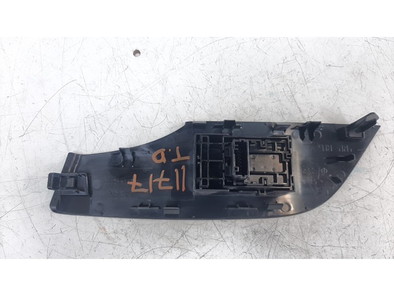 Recambio de mando elevalunas trasero derecho para toyota rav4 hybrid 4x2 advance referencia OEM IAM 848100D030  