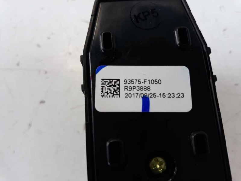 Recambio de mando elevalunas delantero derecho para kia sportage x-tech 2wd referencia OEM IAM 93575F1050  