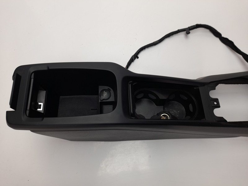 Recambio de moldura para volvo v40 kinetic referencia OEM IAM 01302307 3218535Y5TC 01302307