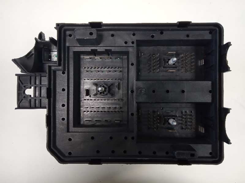 Recambio de caja reles / fusibles para opel corsa e edition referencia OEM IAM 39068005  