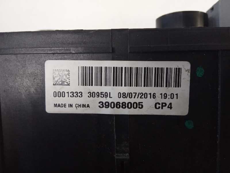 Recambio de caja reles / fusibles para opel corsa e edition referencia OEM IAM 39068005  