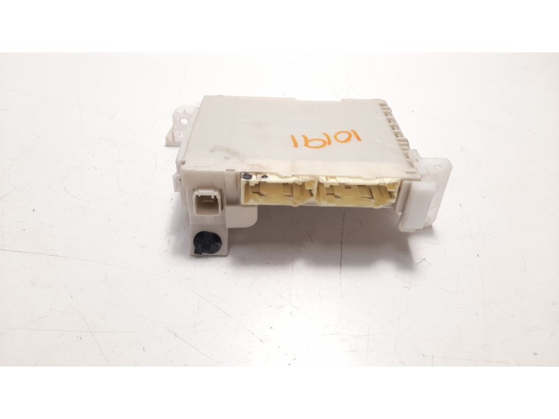 Recambio de caja reles / fusibles para toyota yaris hsd active referencia OEM IAM 827410D070  