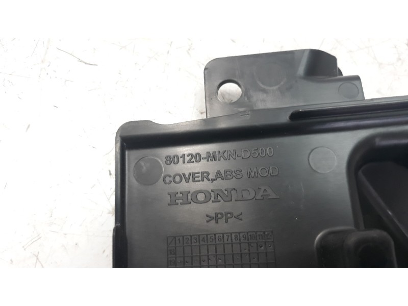 Recambio de moldura para honda cb 650r referencia OEM IAM 80120MKND500  