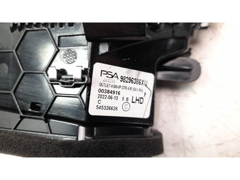 Recambio de rejilla aireadora para opel corsa f 1.2 referencia OEM IAM 98296386XU  
