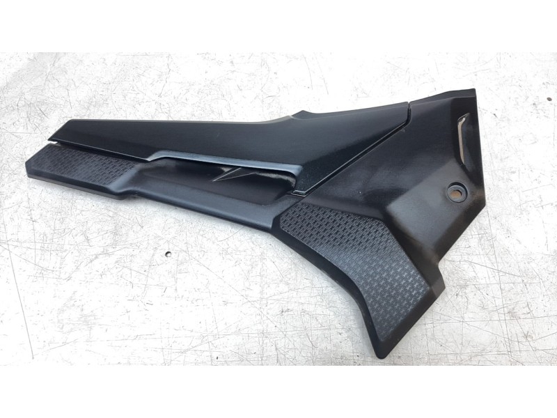 Recambio de moldura para honda cb 500x referencia OEM IAM 83611MKPJ80  