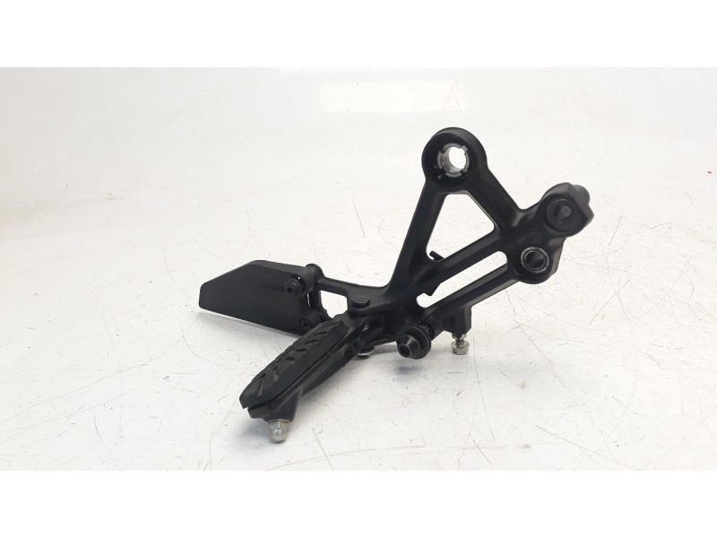 Recambio de estribo para ktm 390 duke referencia OEM IAM 93003140033  