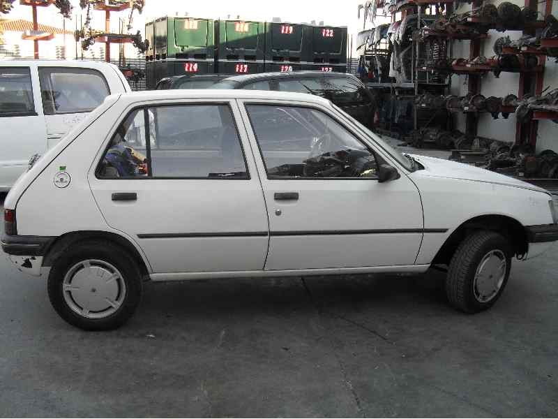 peugeot 205 berlina del año 1983
