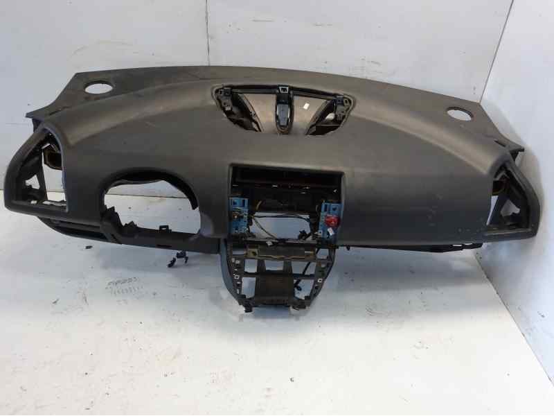 Recambio de salpicadero para citroen c4 berlina lx referencia OEM IAM 8211NX  