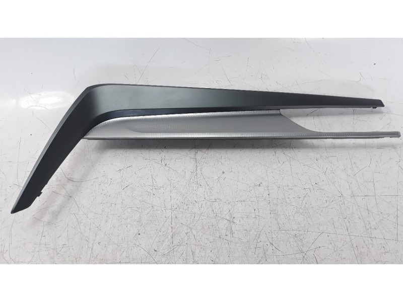 Recambio de moldura para toyota avensis 1.8 16v cat referencia OEM IAM 55435AVLH  