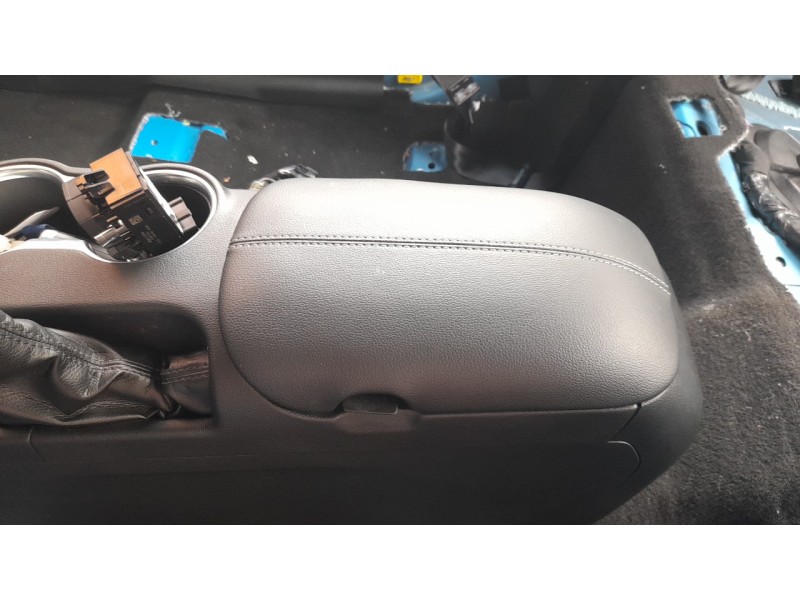 Recambio de apoyabrazos central para ford mustang mach 1 referencia OEM IAM 2599918  