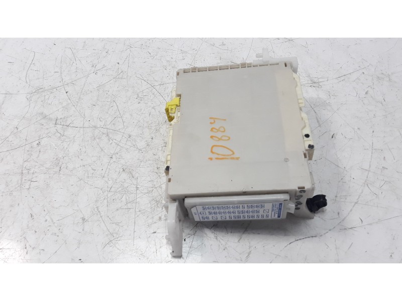 Recambio de caja reles / fusibles para toyota yaris referencia OEM IAM 8273052K40  