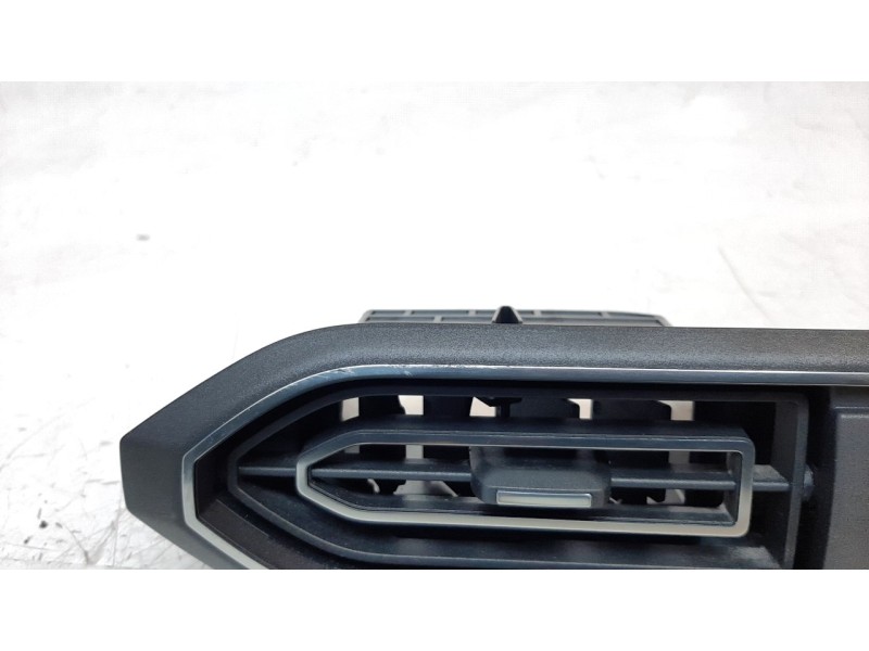 Recambio de aireador central para dacia jogger comfort referencia OEM IAM 687500391R  