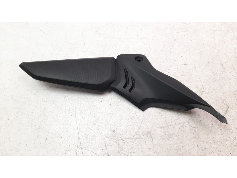 Recambio de moldura para honda cb 650r referencia OEM IAM 83511MKYD500  