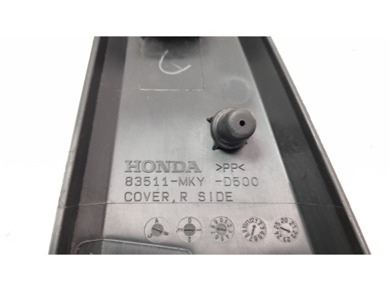 Recambio de moldura para honda cb 650r referencia OEM IAM 83511MKYD500  