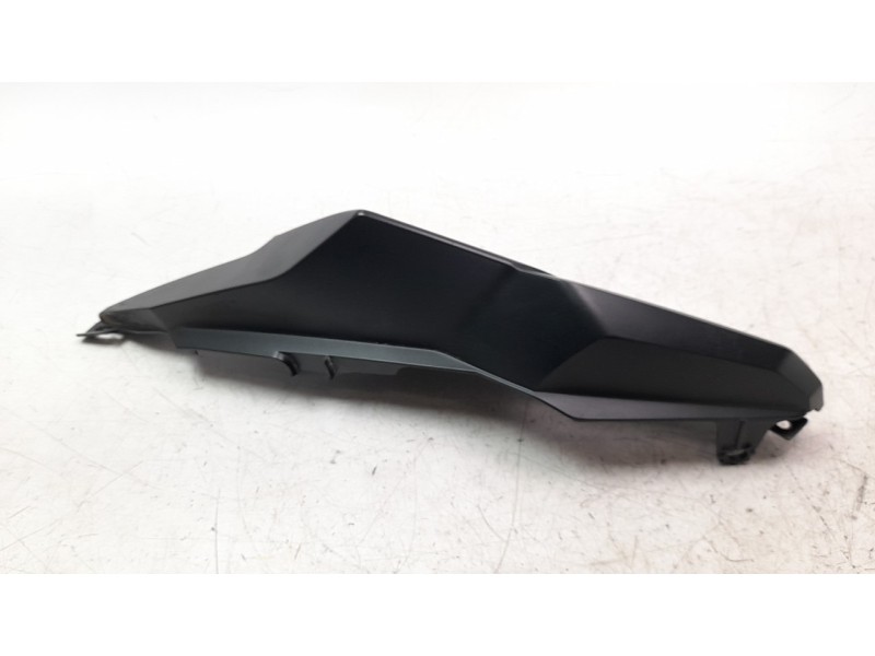Recambio de moldura para honda cb 650r referencia OEM IAM 77231MKYD500  