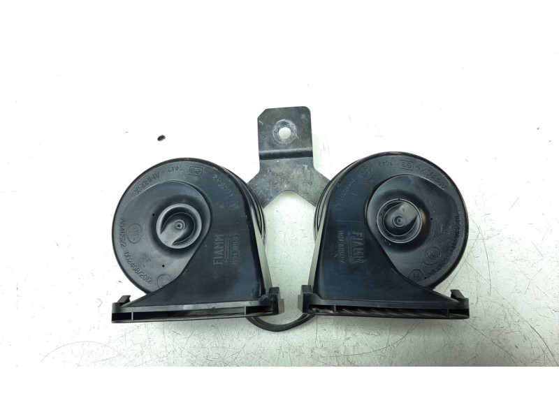 Recambio de claxon para land rover discovery sport 2.0 td4 cat referencia OEM IAM BJ3213A803AD  