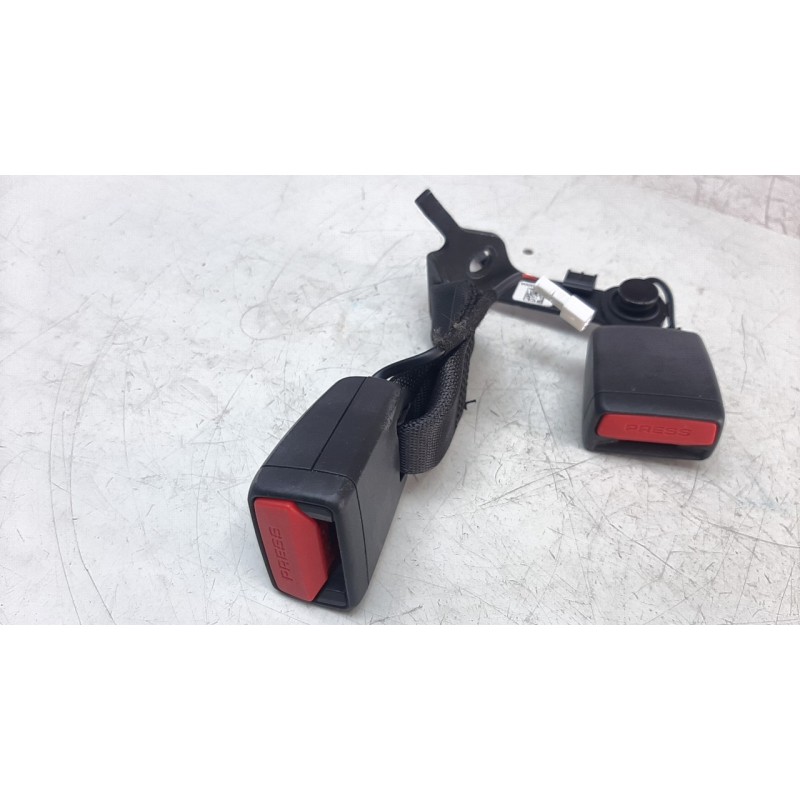 Recambio de enganche cinturon trasero derecho para bmw serie 3 berlina (g20) 2.0 16v turbodiesel referencia OEM IAM 744203004  