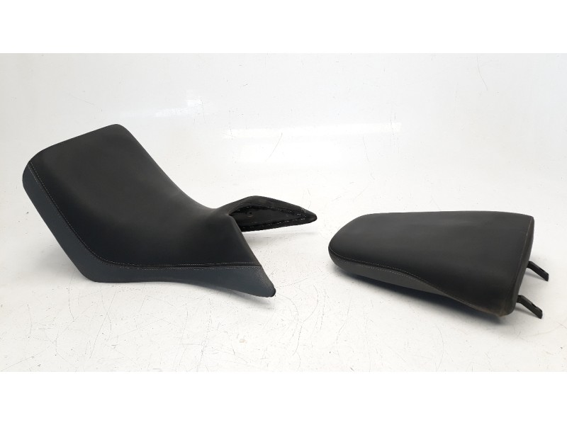 Recambio de asiento para triumph tiger 800 tiger 800 xca referencia OEM IAM 2309239  
