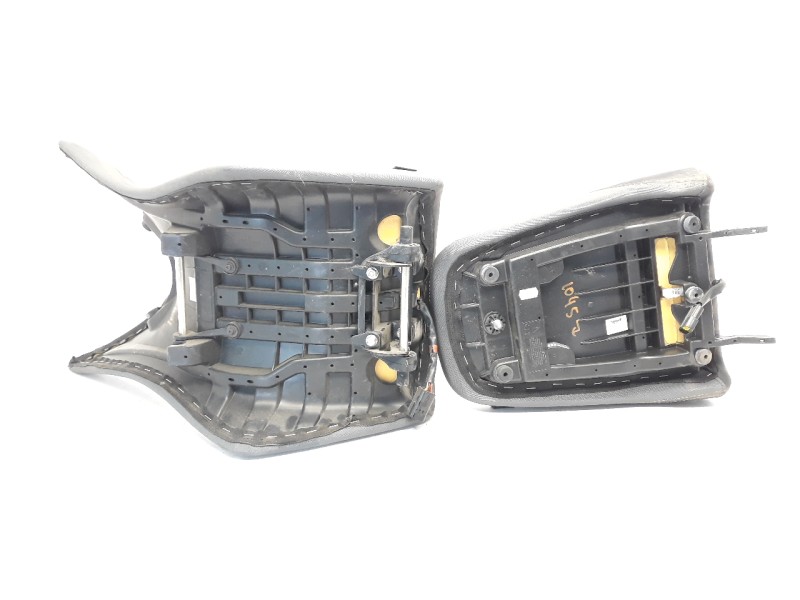 Recambio de asiento para triumph tiger 800 tiger 800 xca referencia OEM IAM 2309239  