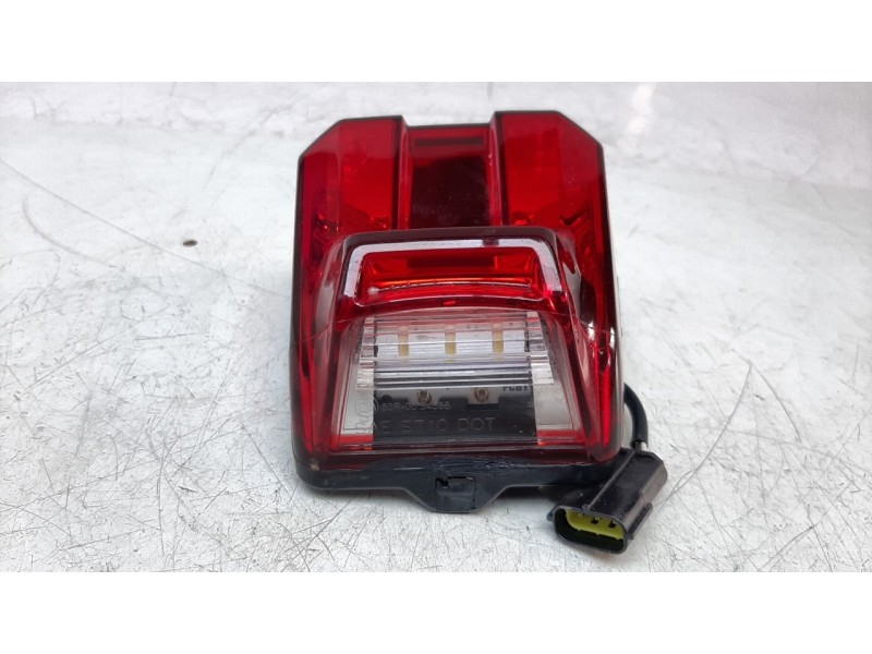 Recambio de piloto trasero central para triumph tiger 800 tiger 800 xca referencia OEM IAM T2701549  