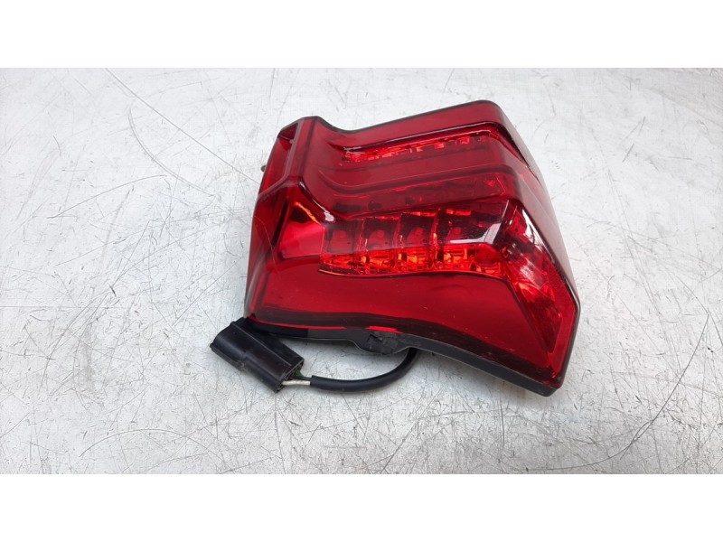 Recambio de piloto trasero central para triumph tiger 800 tiger 800 xca referencia OEM IAM T2701549  