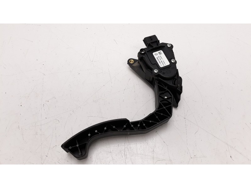 Recambio de potenciometro pedal para dacia sandero 0.9 tce cat referencia OEM IAM 180022703R  
