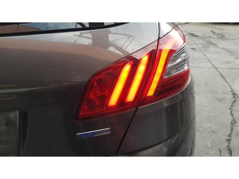 Recambio de piloto trasero derecho interior para peugeot 308 1.2 12v e-thp referencia OEM IAM 9677818280 103F17461772 