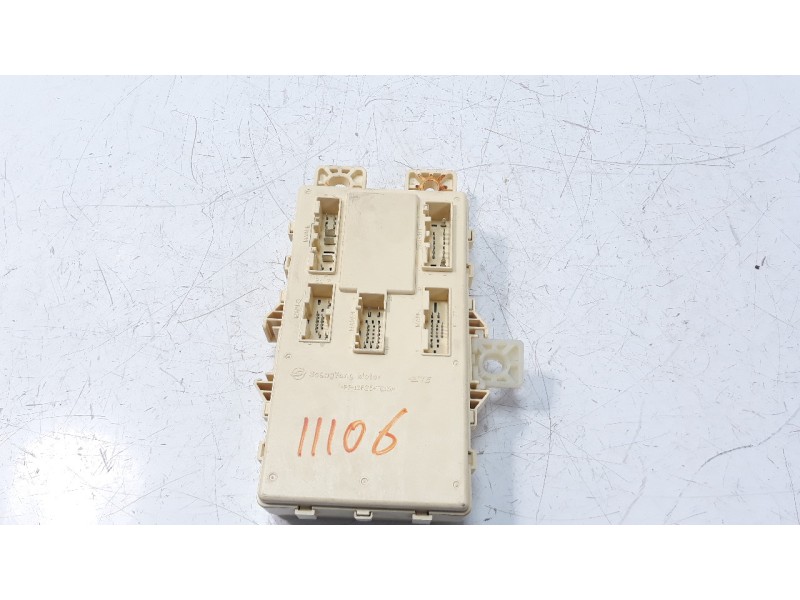 Recambio de caja reles / fusibles para ssangyong tivoli 1.6 turbodiesel cat referencia OEM IAM 8215035043  