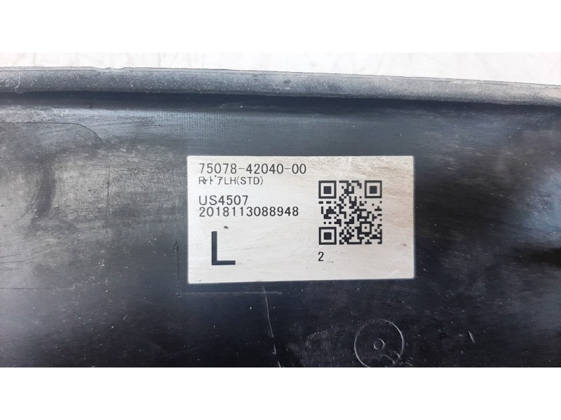 Recambio de moldura para toyota rav4 referencia OEM IAM 7507842040  