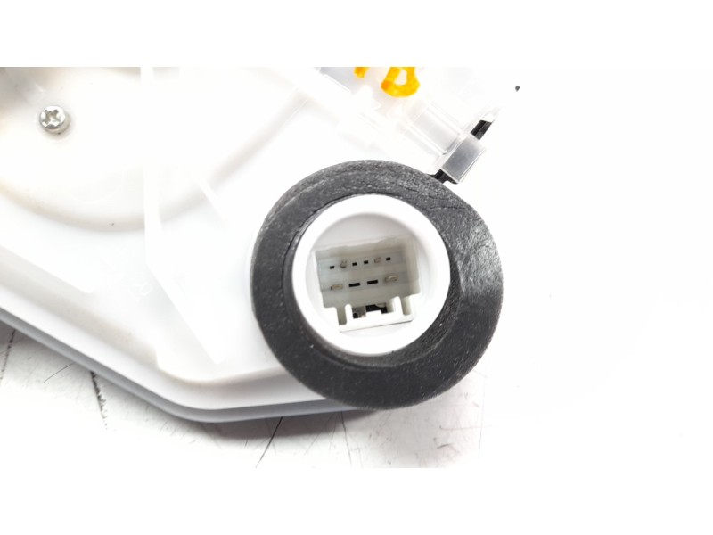 Recambio de cerradura puerta trasera derecha para toyota rav4 referencia OEM IAM 6905048060  