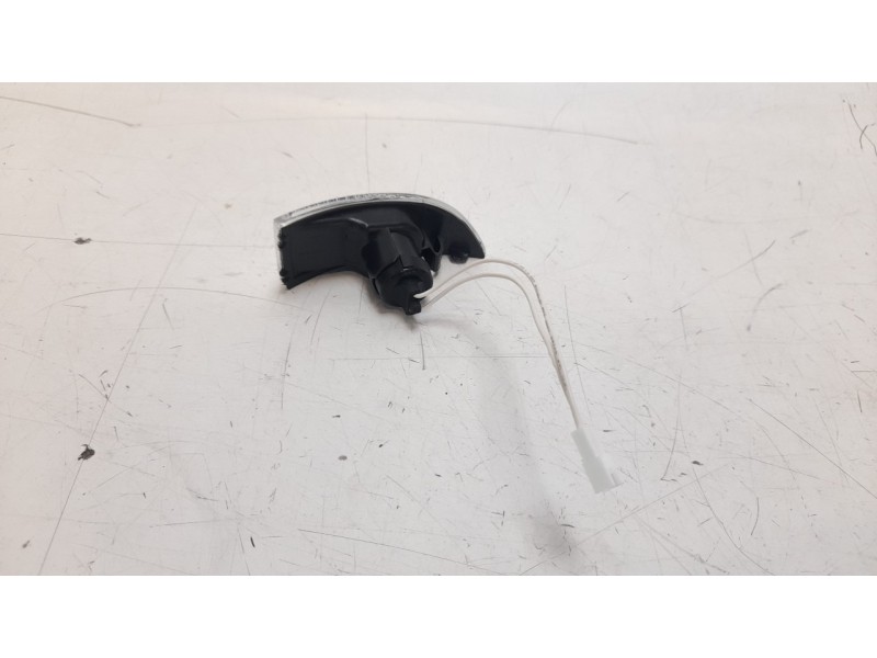 Recambio de piloto lateral izquierdo para renault megane iii berlina 5 p referencia OEM IAM E9016266  