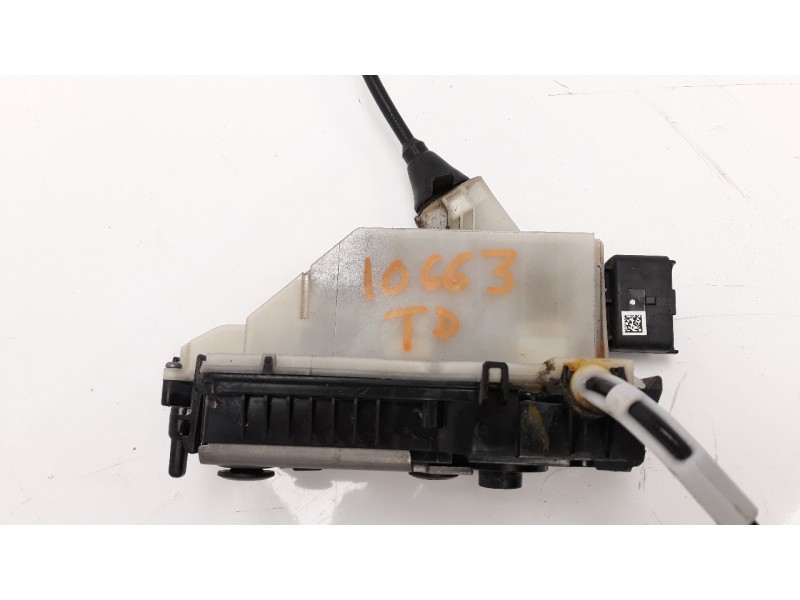 Recambio de cerradura puerta trasera derecha para peugeot 208 1.2 16v vti referencia OEM IAM 9812501180  