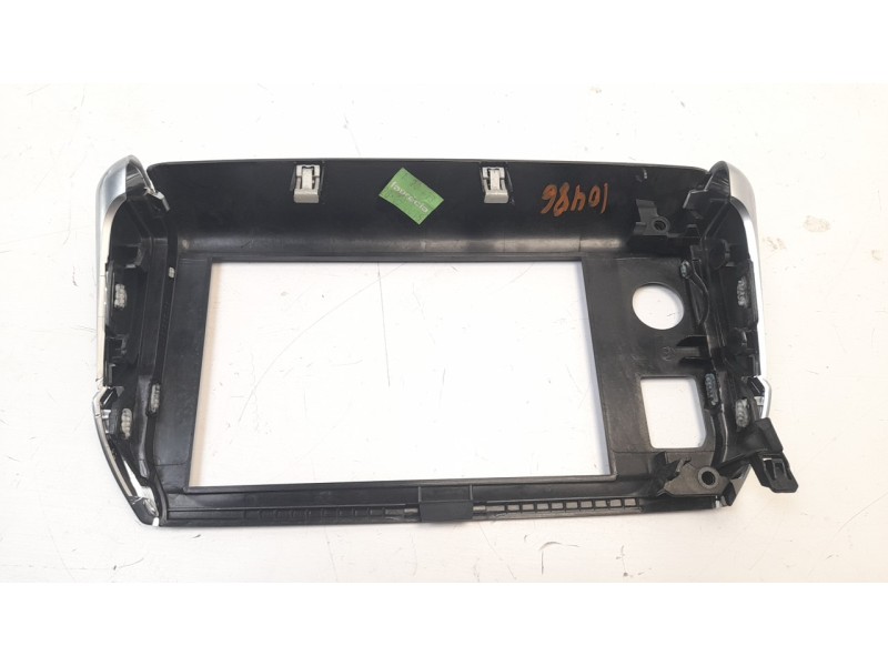 Recambio de moldura para peugeot 208 1.6 16v hdi fap referencia OEM IAM 9673861377  