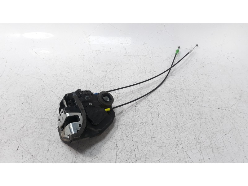 Recambio de cerradura puerta trasera derecha para toyota auris 1.4 turbodiesel cat referencia OEM IAM 6905005051  
