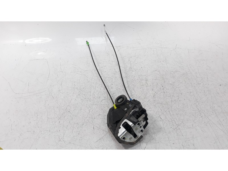 Recambio de cerradura puerta trasera izquierda para toyota auris 1.4 turbodiesel cat referencia OEM IAM 6906005051  