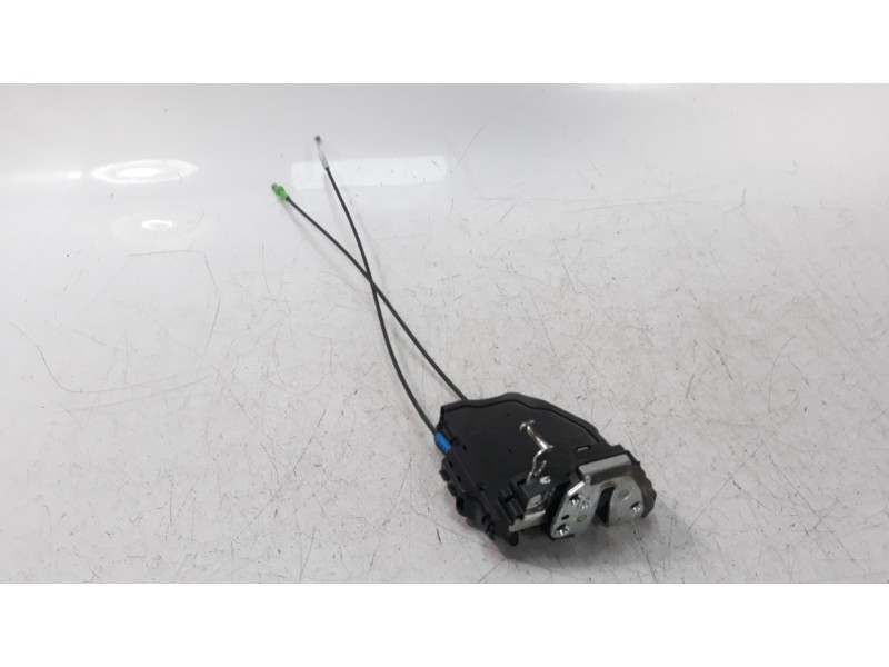 Recambio de cerradura puerta trasera izquierda para toyota auris 1.4 turbodiesel cat referencia OEM IAM 6906005051  